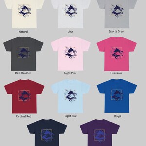 K&ouml;nnte beinhalten: Shirt-Farboptionen: Natur, Asche, Sportgrau, Dunkelgrau, Hellrosa, Heliconia, Kardinalrot, Hellblau, Royalblau, Marineblau und Lila. Jedes Shirt zeigt ein Grafikdesign mit einem Delfin und geometrischen Formen.