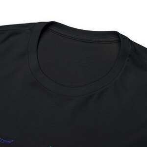 K&ouml;nnte beinhalten: Ein schwarzes T-Shirt mit Rundhalsausschnitt.