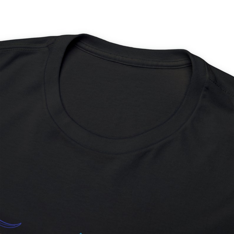 K&ouml;nnte beinhalten: Ein schwarzes T-Shirt mit Rundhalsausschnitt.