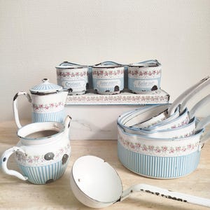 Antyczny zestaw naczyń kuchennych z emaliowanego metalu.