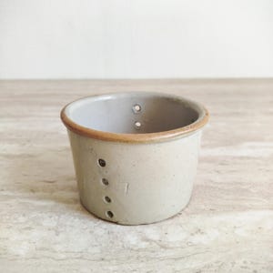 Queso francés de gres vidriado, molde antiguo de cerámica para queso.