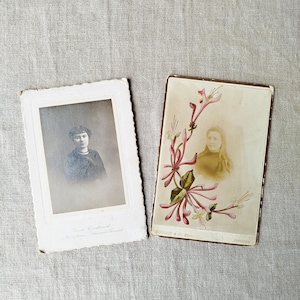 Conjunto de dos fotografías antiguas del siglo XIX. Retratos de mujeres francesas.