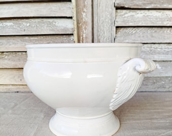 Antique French tureen in white earthenware from Grigny.