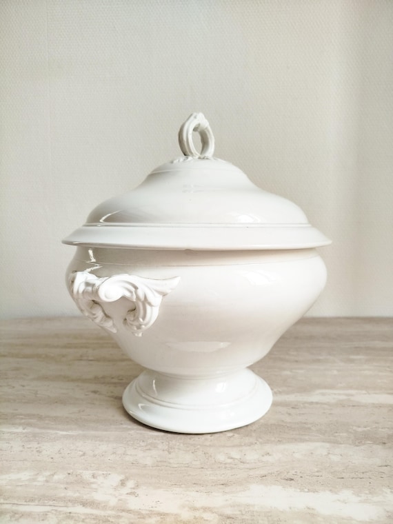 Grande soupière antique française en faïence blanche de Pexonne.