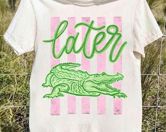 Everyday Later Gator PNG Diseño Digital Girly Trendy Kid Diseño Mujer Rosa Preppy Prep Estampado Verano Bahía Costero Acuarela Tendencia Rayas