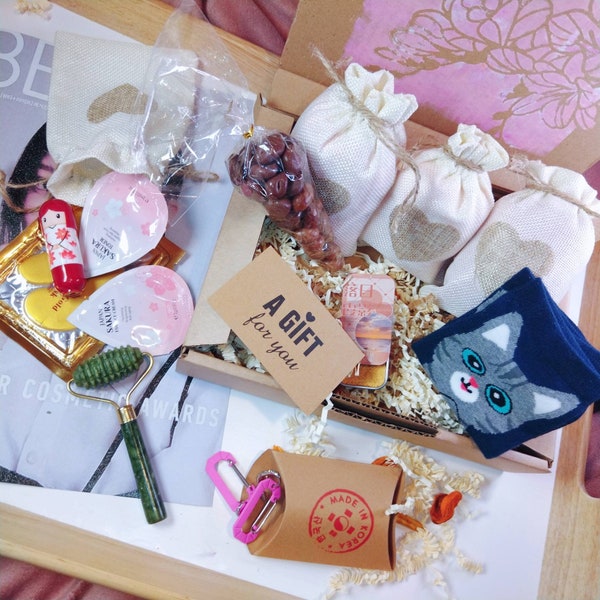 Mystery Box coreana, una deliziosa sorpresa piena di tre borse dell'amore piene di regali di bellezza asiatica e stile di vita. Regalo personalizzato.
