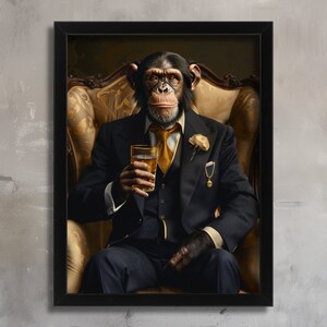 Puede incluir: Un chimpanc&eacute; vestido con un traje azul oscuro con corbata dorada y un bot&oacute;n de solapa. El chimpanc&eacute; est&aacute; sentado en un sill&oacute;n de felpa y sostiene un vaso de l&iacute;quido &aacute;mbar.