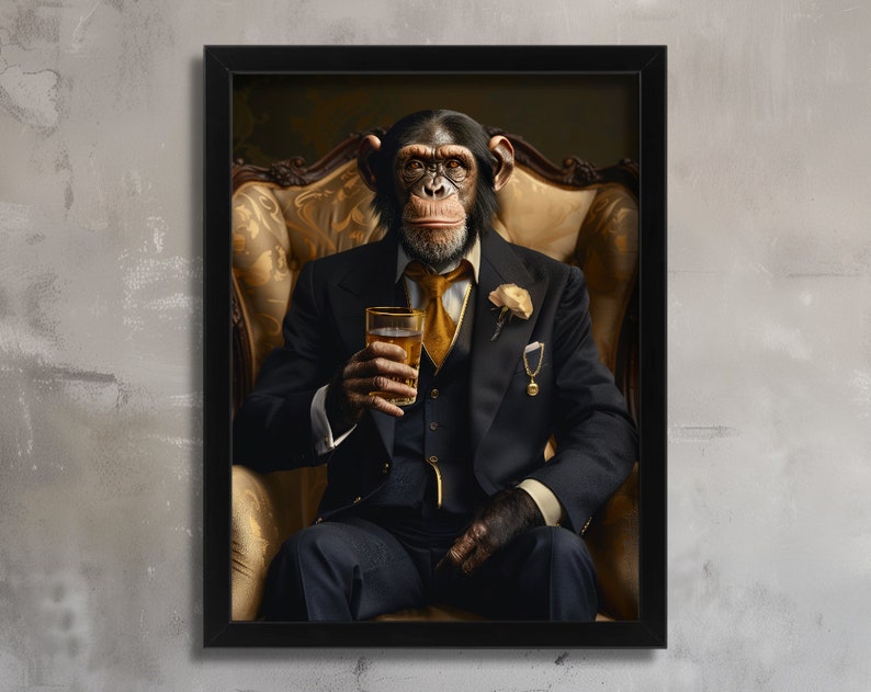 Puede incluir: Un chimpanc&eacute; vestido con un traje azul oscuro con corbata dorada y un bot&oacute;n de solapa. El chimpanc&eacute; est&aacute; sentado en un sill&oacute;n de felpa y sostiene un vaso de l&iacute;quido &aacute;mbar.
