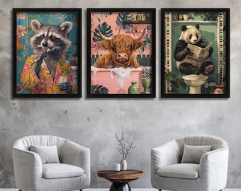 Op de afbeelding: Drie ingelijste kunstprints met dierillustraties. De eerste print toont een wasbeer die een bloemetjesoverhemd draagt en een tandenborstel vasthoudt. De tweede print toont een Schotse Hooglander in een roze badkuip. De derde print toont een pandabeer die op een toilet zit en een krant leest.