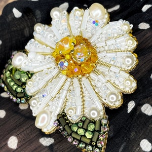 White brooch pin, Flower brooch, Beaded flower brooch, Chamomile, Luxury brooch pin, Flower jewelry, Pearl pin, Pearl flower, Flower gift image 6