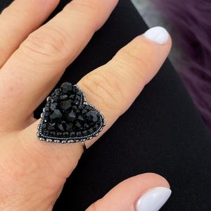 ブラックハートリング、ハートリング、ステートメントリング、ビーズハートリング、刺繍リング、シードビーズリング、無次元リング、キュートリング