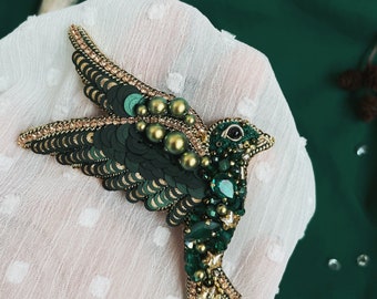 Green brooch, Green bird, Green bird pin, Bird Accessory, Green Accessory, Sparrow, Pearl pin, Sparrow jewelry, Bird jewelry, Bird pin