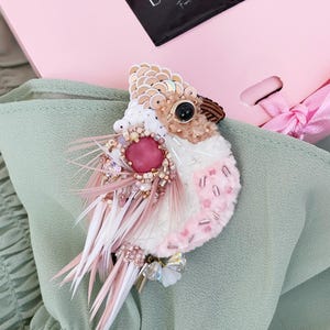 Rosa Anstecknadel, rosa Vogel, Federschmuck, Vogelbrosche, Vogelnadel, Vogelschmuck, Vogel süß, Kardinal, Weihnachtsgeschenk, Broschennadel, Vogelzubehör