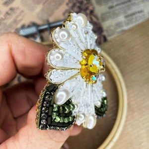 White brooch pin, Flower brooch, Beaded flower brooch, Chamomile, Luxury brooch pin, Flower jewelry, Pearl pin, Pearl flower, Flower gift image 5