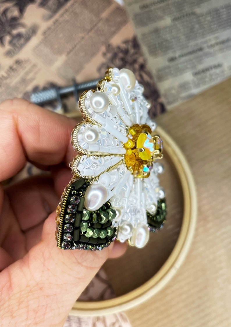 White brooch pin, Flower brooch, Beaded flower brooch, Chamomile, Luxury brooch pin, Flower jewelry, Pearl pin, Pearl flower, Flower gift image 5