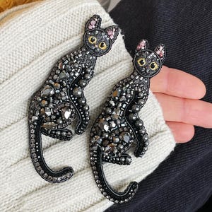 猫のブローチ、猫のブローチピン、ビーズブローチ、フロー、バルクブローチ、黒猫のブローチ、手作りブローチ、猫好きの方へのギフト、フロー猫、シュトラウメ