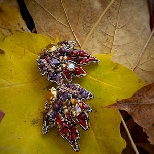 Ohrringe Blatt, Rote Ohrringe, Blattschmuck, Ahornohrringe, Herbstschmuck, Perlenohrringe Blatt, Bunte Ohrringe, Ahornschmuck