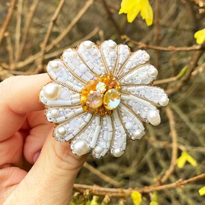 White brooch pin, Flower brooch, Beaded flower brooch, Chamomile, Luxury brooch pin, Flower jewelry, Pearl pin, Pearl flower, Flower gift image 4