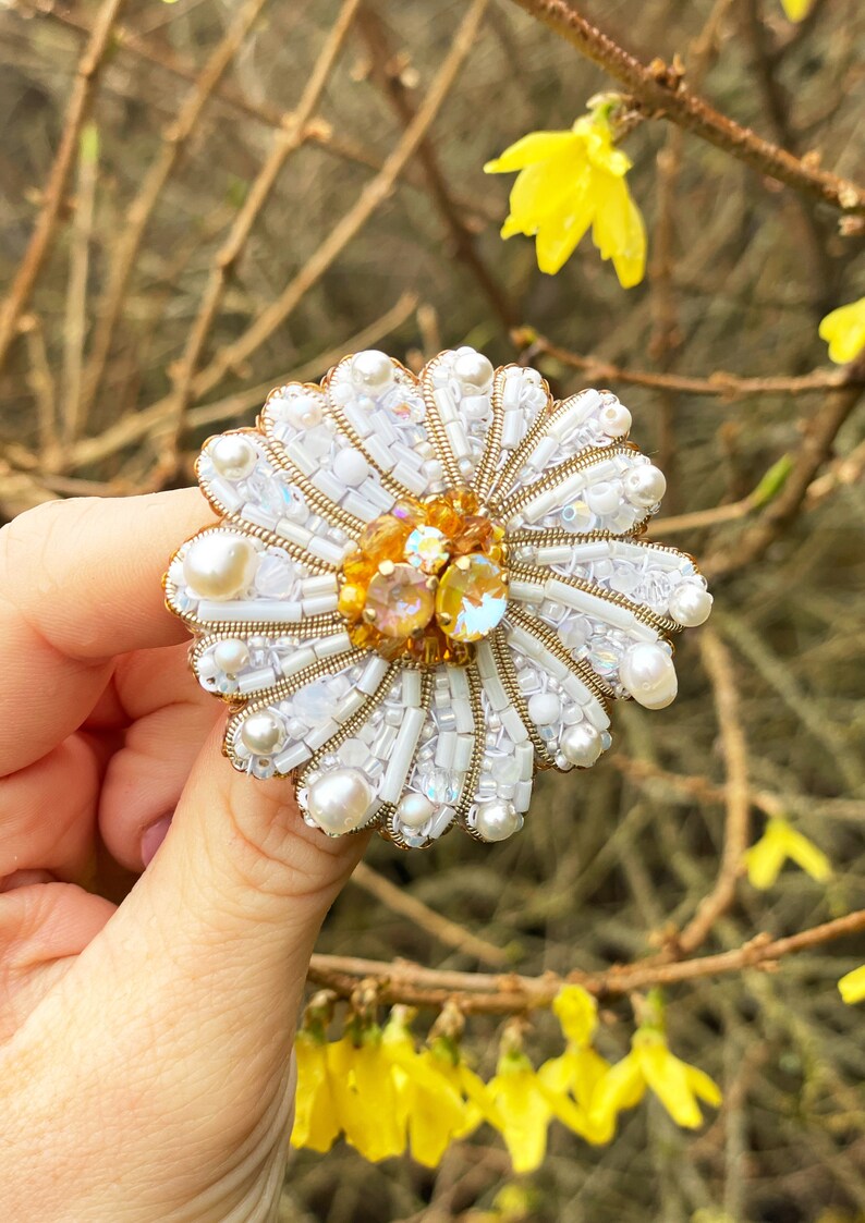White brooch pin, Flower brooch, Beaded flower brooch, Chamomile, Luxury brooch pin, Flower jewelry, Pearl pin, Pearl flower, Flower gift image 4