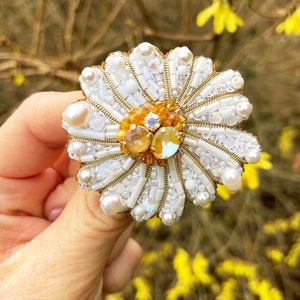 White brooch pin, Flower brooch, Beaded flower brooch, Chamomile, Luxury brooch pin, Flower jewelry, Pearl pin, Pearl flower, Flower gift image 3