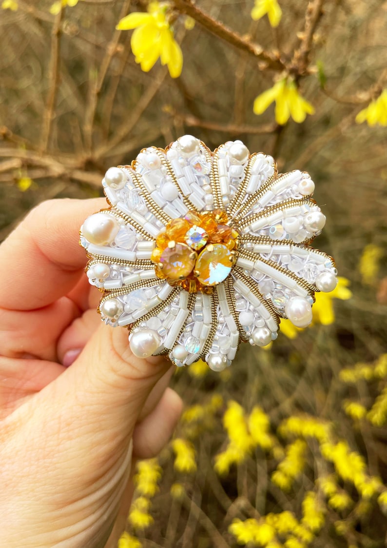 White brooch pin, Flower brooch, Beaded flower brooch, Chamomile, Luxury brooch pin, Flower jewelry, Pearl pin, Pearl flower, Flower gift image 3