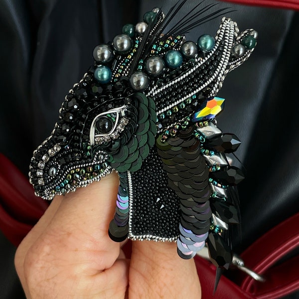 Broche de dragón, broche de dragón, broche con cuentas, broche negro, broche a granel, broche de fantasía, broche hecho a mano, dragón broche, nuevo tu regalo