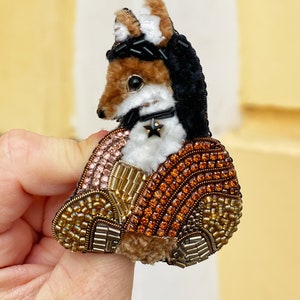 Brooch Mona Lisa, Bead embroidery jewelry, Animal jewelery, Brooch with pearl, Cute fox gift, Fox pin, Fox brooch, Cute brooch image 7