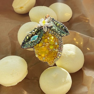 Yellow brooch pin, Lemon brooch, Beaded lemon brooch, Fruit brooch, Luxury brooch pin, Beaded brooch, Unique brooch, Summer brooch