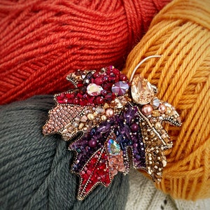 Brosche Ahorn, Herbstbrosche, bestickte Blattbrosche, Ahornbrosche, Broscheblatt, Herbstnadel, Perlenbroscheblatt, bunte Brosche, Ahornnadel