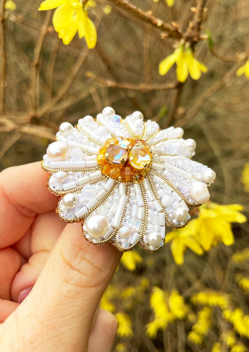 White brooch pin, Flower brooch, Beaded flower brooch, Chamomile, Luxury brooch pin, Flower jewelry, Pearl pin, Pearl flower, Flower gift image 2