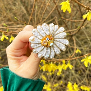 White brooch pin, Flower brooch, Beaded flower brooch, Chamomile, Luxury brooch pin, Flower jewelry, Pearl pin, Pearl flower, Flower gift, Flower cute, Cute gift,Chamomile brooch, Chamomile jewelry, Pearl chamomile, White pin, Summer pin, Cute pin