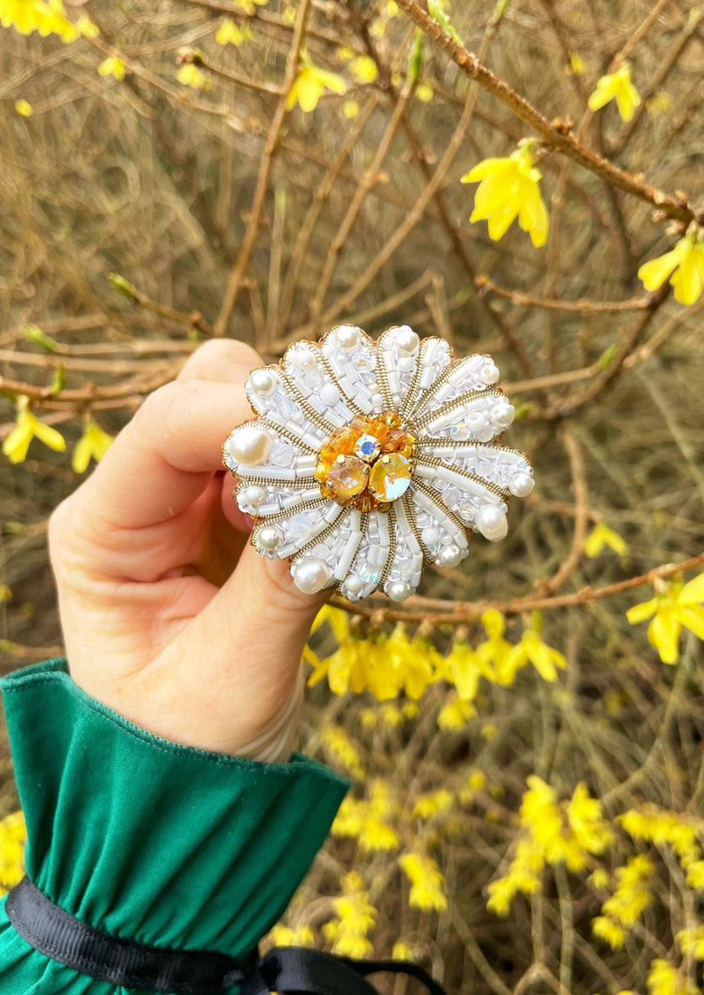 White brooch pin, Flower brooch, Beaded flower brooch, Chamomile, Luxury brooch pin, Flower jewelry, Pearl pin, Pearl flower, Flower gift, Flower cute, Cute gift,Chamomile brooch, Chamomile jewelry, Pearl chamomile, White pin, Summer pin, Cute pin