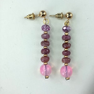 Ohrstecker mit AAAA Rubinrondellen rosa Jade und tschechischen Glasperlen