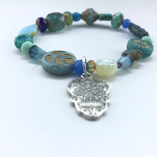 Armband mit fröhlichen bunten böhmischen Glasperlen in blau türkis und grün Tönen sugar Skull Anhänger versilbert