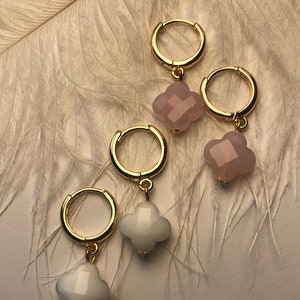 Beautiful clover leaf earrings with faceted glass stones and lever back closure