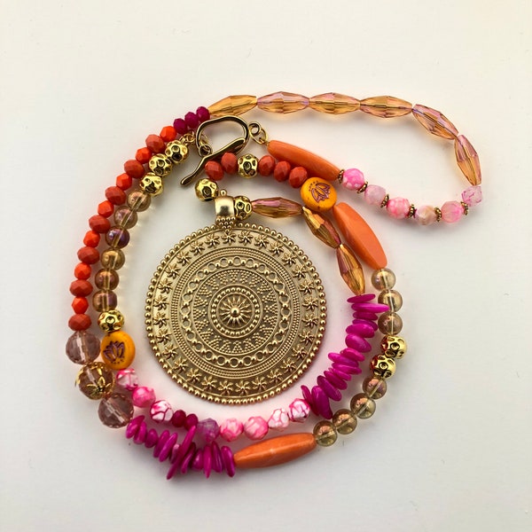 Mala-Style Kette Bettelkette Perlenkette Achat Muscheln böhmische Glasperlen Tibetperlen Yoga Kette vergoldetes Amulett