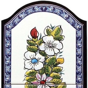 Könnte beinhalten: Eine handbemalte Keramikfliese mit einem blauen und weißen Rand. Die Fliese zeigt einen Strauß bunter Blumen in einer braunen Vase. Die Blumen umfassen weiße, rosa, rote, blaue und gelbe Blumen.