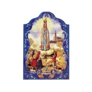 Könnte beinhalten: Eine blaue und weiße Keramikfliese, die Unsere Liebe Frau von Fatima, eine katholische religiöse Figur, mit drei Kindern darstellt. Die Fliese ist mit einem blauen und weißen Blumendesign gerahmt und enthält den Text "N.º 52 de FATIMA".