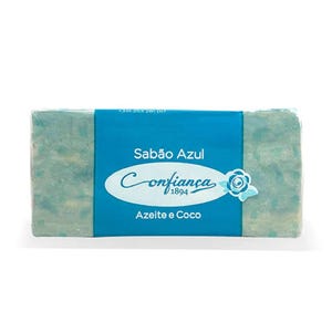Puede incluir: Una pastilla de jabón azul con las palabras "Sabão Azul" y "Confiança 1894" impresas en ella. El jabón está etiquetado como "Azeite e Coco", que se traduce como "Aceite de oliva y coco".