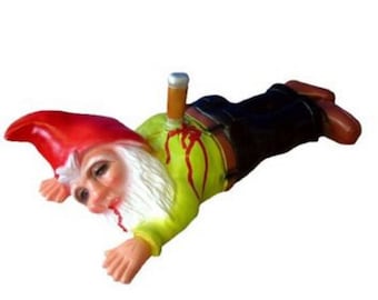 Un nain de jardin poignardé