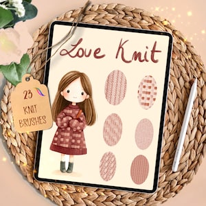 Può includere: Illustrazione digitale su un tablet con la scritta "Love Knit" e una ragazza dei cartoni animati con un vestito a maglia. Il tablet mostra vari motivi a maglia. Un'etichetta recita "23 Knit Brushes". Uno stilo bianco è appoggiato di lato, il tutto su un tappetino intrecciato.