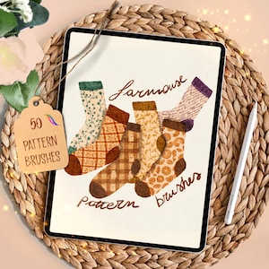 Puede incluir: Ilustración digital en una tableta con seis calcetines estampados en varios diseños y colores, incluyendo flores, cuadros y rodajas de naranja. El texto "Farmouse pattern brushes" está escrito en la tableta. Una etiqueta dice "50 pattern brushes".