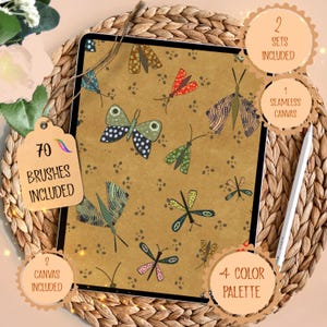 Pu&ograve; includere: Un design di arte digitale visualizzato su un tablet, con uno sfondo color senape con illustrazioni di insetti. L'immagine include etichette di testo che indicano 70 pennelli, 2 set, 1 tela senza cuciture, 2 tele e una tavolozza di 4 colori.