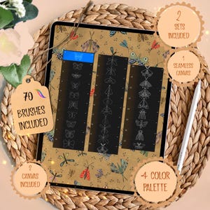 Pu&ograve; includere: Un design di arte digitale visualizzato su un tablet, con illustrazioni di farfalle e falene. L'immagine include il testo: "70 BRUSHES INCLUDED", "2 SETS INCLUDED", "1 SEAMLESS CANVAS", "2 CANVAS INCLUDED", e "4 COLOR PALETTE".