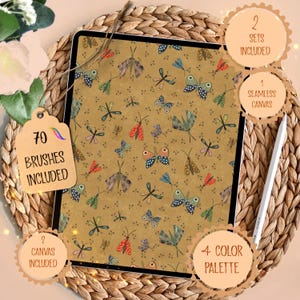 Pu&ograve; includere: Un design di arte digitale visualizzato su un tablet, con un motivo ripetuto di farfalle e insetti colorati su uno sfondo marrone. L'immagine include uno stilo ed etichette che recitano "70 BRUSHES INCLUDED", "2 SETS INCLUDED", "1 SEAMLESS CANVAS", "2 CANVAS INCLUDED" e "4 COLOR PALETTE".