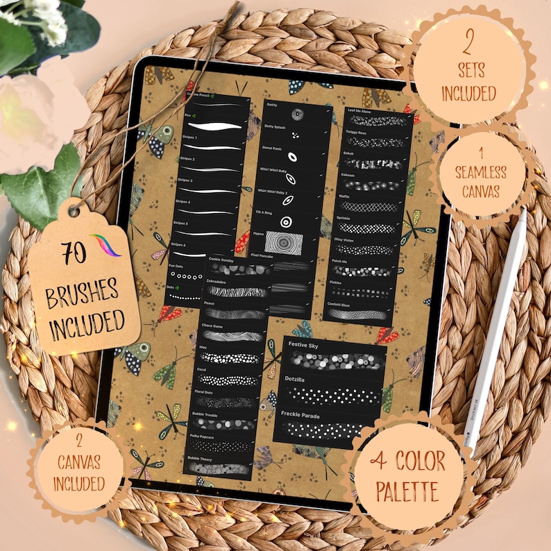 Pu&ograve; includere: Un set di arte digitale visualizzato su un tablet, con 70 pennelli, 2 set, 1 tela senza cuciture, 2 tele e una tavolozza a 4 colori. Il tablet &egrave; circondato da un cestino intrecciato e uno stilo. Il testo "BRUSHES INCLUDED" &egrave; visibile.