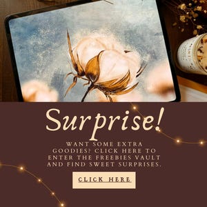 Pu&ograve; includere: Un tablet digitale mostra un'illustrazione di un fiore di cotone con uno sfondo marrone e blu. Il testo "Sorpresa!" &egrave; sopra una call to action: "Vuoi altri omaggi? Clicca qui per entrare nel caveau dei regali e trovare dolci sorprese."