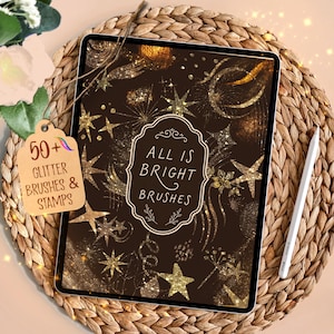 Puede incluir: Una tableta digital que muestra un fondo marrón oscuro con estrellas doradas brillantes y patrones celestiales. La pantalla presenta un marco decorativo central con el texto "ALL IS BRIGHT BRUSHES". Una etiqueta beige dice "50+ GLITTER BRUSHES & STAMPS".