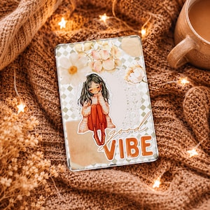 Può includere: Una custodia rettangolare per tablet con un design a collage su sfondo a scacchi verde chiaro e bianco, un'illustrazione centrale di una persona con capelli scuri, accenti floreali bianchi, un ritaglio di carta e il testo arancione good VIBE.