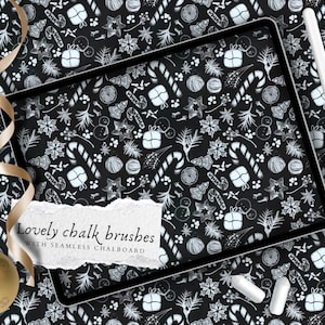 Könnte beinhalten: Ein digitales Tablet zeigt ein nahtloses Schwarzweißmuster mit weihnachtlichen Illustrationen, die im Kreidestil gezeichnet sind. Das Muster enthält Zuckerstangen, Sterne, Ornamente und andere festliche Elemente. Der Text "Lovely chalk brushes with seamless chalkboard" ist auf einem zerrissenen Papierstück im Vordergrund sichtbar.